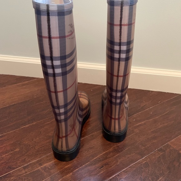 Burberry rain boots - Picture 3 of 4